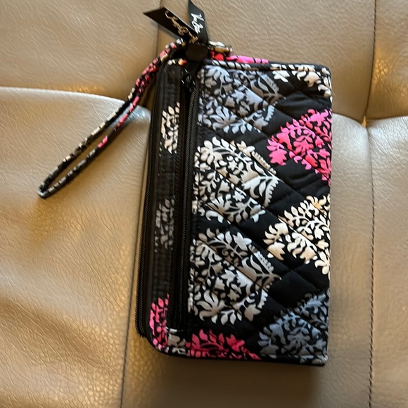 Vera Bradley womans wallet w top zipper, inside pockets snd wrist strap - Picture 3 of 3